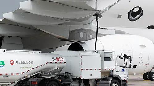Beluga aircraft getting fueled with SAF