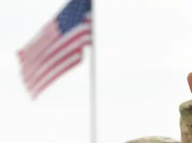 military service men saluting