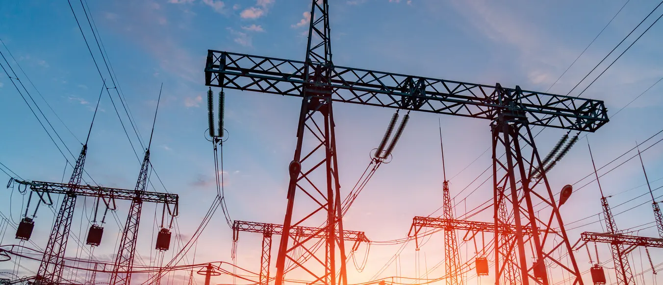 Réseau électrique au coucher du soleil