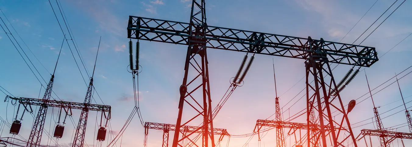 Réseau électrique au coucher du soleil