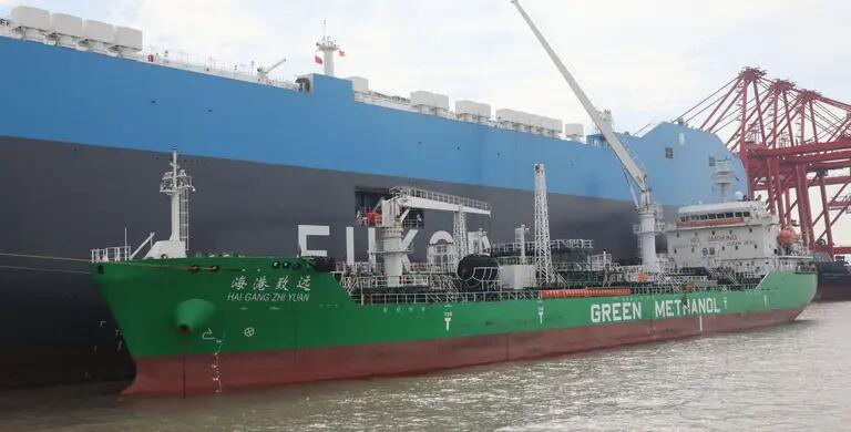 Green methanol bunkering ship