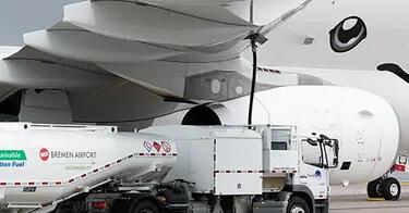 Beluga aircraft getting fueled with SAF